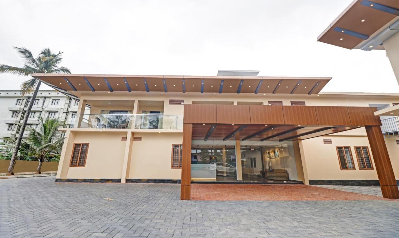 Treebo Grand Vistara Airport Suites Kochi Exterior photo