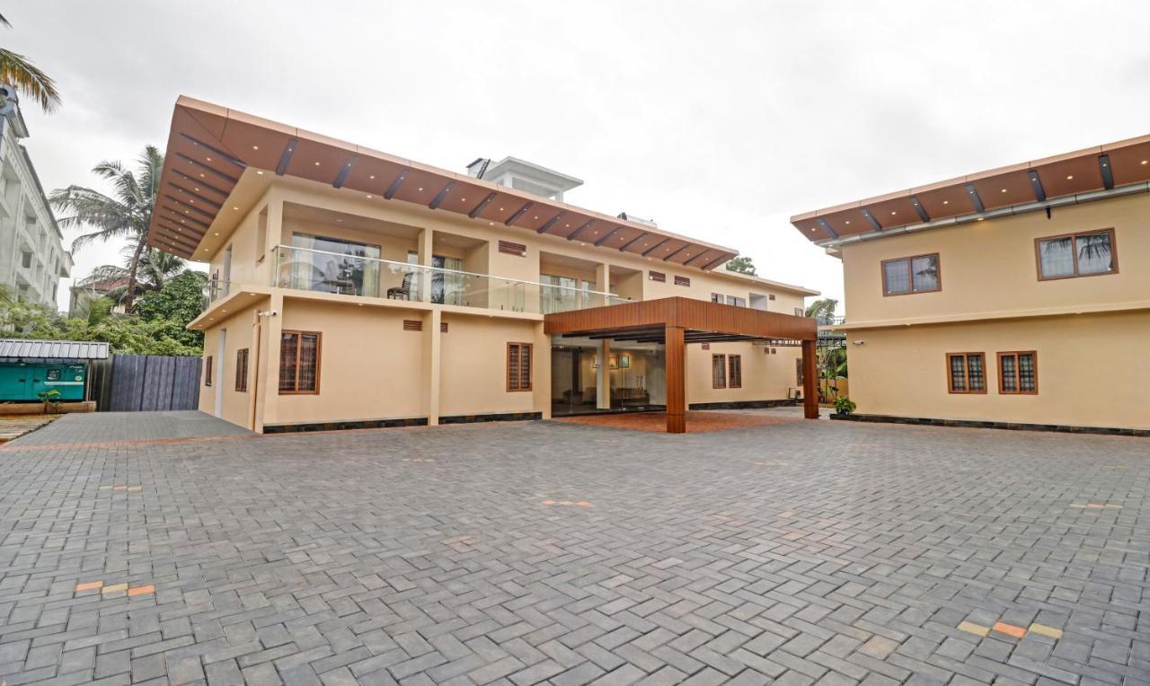 Treebo Grand Vistara Airport Suites Kochi Exterior photo